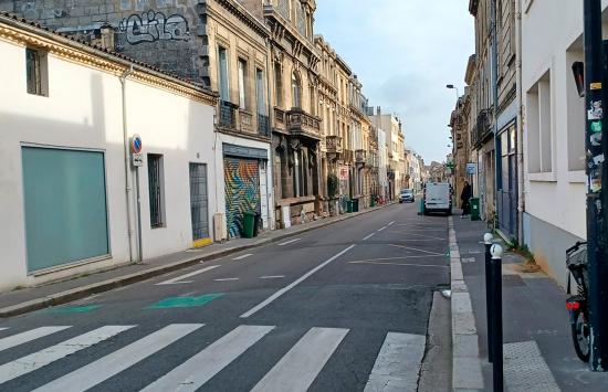 La rue de Pessac depuis la rue des Treuils, en direction de la place Amédée Larrieu 