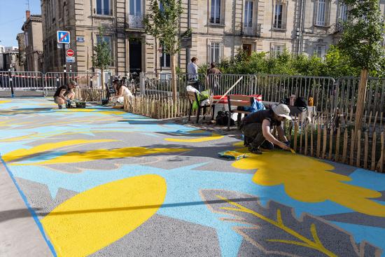 La fresque au sol en cours de réalisation par le collectif Royal Béton, un duo bordelais composé de Duch et Freak City