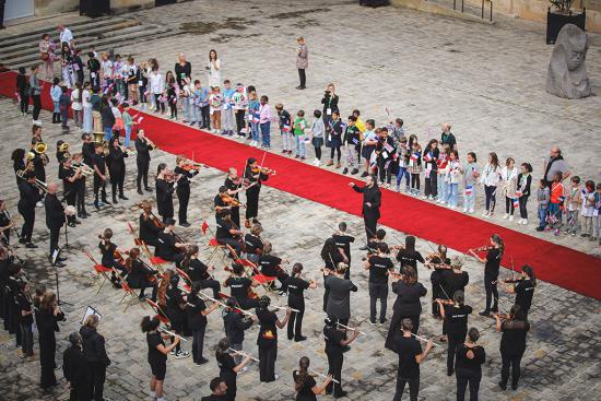 Accueil par des écoliers bordelais et l'orchestre "Démos" dans la cour de l'Hôtel de Ville (22/09/2023)