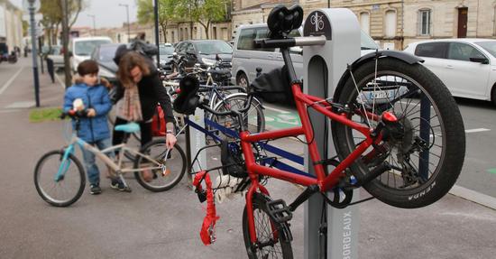 Des pompes à vélo dans toute la ville