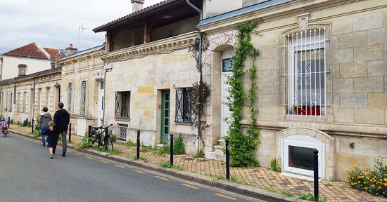 Rue végétalisée dans le quartier Bordeaux Sud