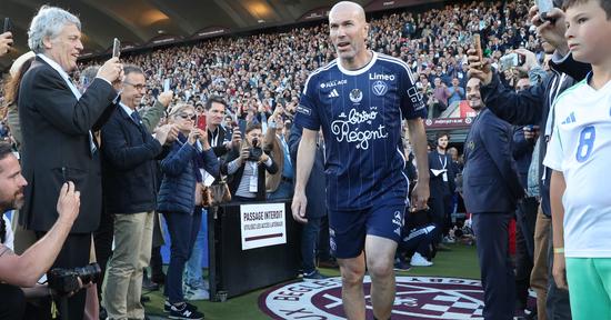 Zinédine Zidane, ovationné par le public, a joué aux Girondins de 1992 à 1996.