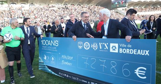 Un chèque de plus de 72 000 euros a été remis à la fondation Abbé-Pierre et au Secours Populaire, bénéficiaires des recettes du match.