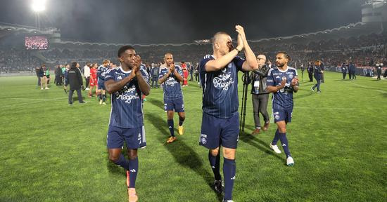 Les anciens joueurs Rio Mavuba, Diego Rolan, Nisa Saveljic et Benoît Trémoulinas (de gauche à droite) au terme du match.