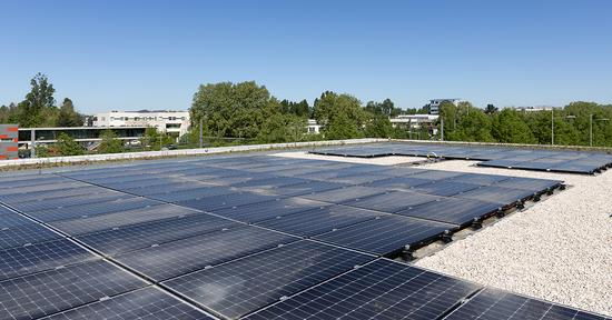 L'installation de panneaux photovoltaïques sur la toiture permet une totale autonomie en matière de consommation électrique