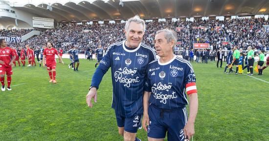 Avec l'ancien joueur Jean-Marc Ferreri au stade Chaban Delmas.