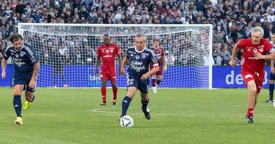 Alain Giresse sur la pelouse du stade Jacques Chaban Delmas, lors du match des légendes le 14 mai 2024.