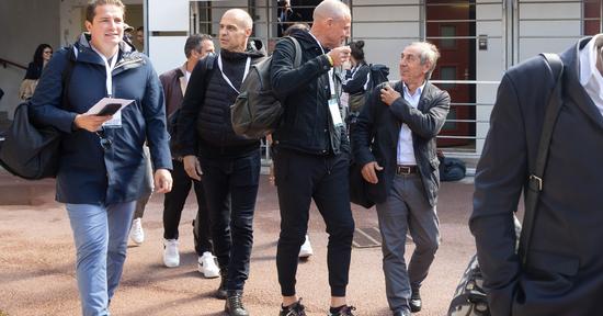 Aux côtés des anciens Bordelais Cédric Carrasso, Franck Jurietti et Didier Sénac (de gauche à droite), avant le match des légendes.