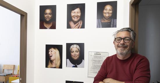 Thierry Labbé, au milieu de portraits d'adhérentes réalisés par le photographe Thibault Stipal.