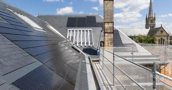Les toits de la Mairie annexe de Caudéran ont été tout récemment couverts de panneaux photovoltaïques.