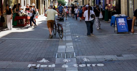 Rue de la Porte Dijeaux la nouvelle signalisation invite les cyclistes à faire leur trajet à pied