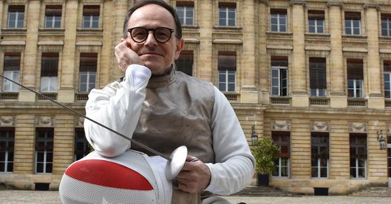 L'escrimeur Damien Tokatlian devant la Mairie de Bordeaux.