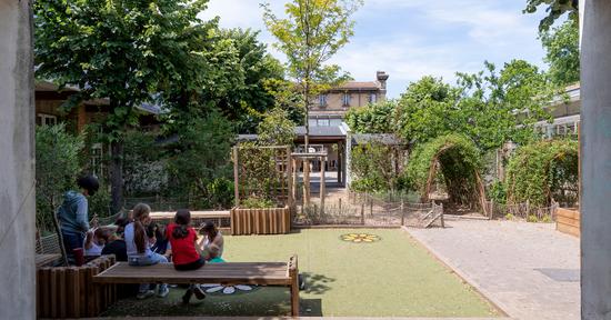 Les cours buissonnières, comme ici au sein de l'école Saint-Bruno : des lieux plus verts, plus frais, plus pédagogiques et plus inclusifs.