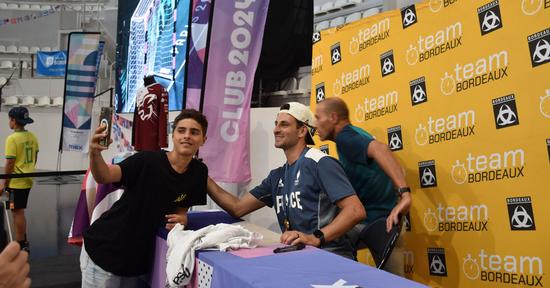 Le champion olympique est venu saluer le public le 8 août dernier au Club 2024, installé au Palais des Sports de Bordeaux.