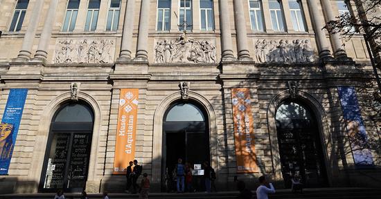 La façade historique du musée d'Aquitaine, ancienne faculté des lettres et des sciences