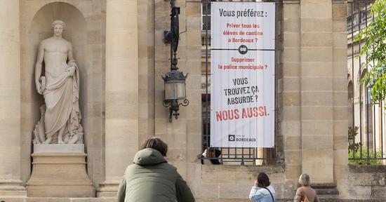 Vous préférez : Priver tous les élèves de cantine à Bordeaux OU Supprimer la police municipale ?
Vous trouvez ça absurde ?
Nous aussi.