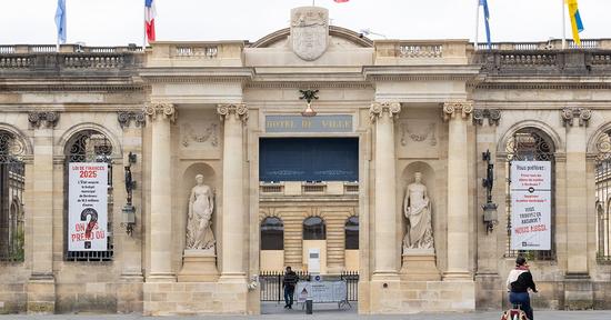 La Ville a tenu à alerter les Bordelais sur les conséquences du projet de loi de finances à travers une campagne d'affichage sur la façade du Palais Rohan.