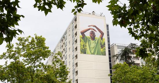 Durant l'été 2024, une grande exposition photo de l'artiste allemande Henrike Stahl a mis en avant des jeunes du Grand Parc travaillant dans les vignes de Château Palmer