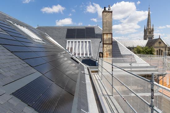 La Mairie de Caudéran a été équipée de 160 m² d'ardoises photovoltaïques, qui épousent l'esthétique du bâtiment.