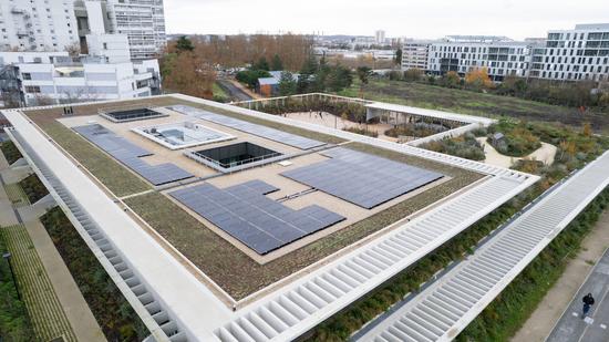 Les toits de la toute nouvelle école Louise Michel, inaugurée en avril 2024, ont été couverts par 400 m² de panneaux photovoltaïques.