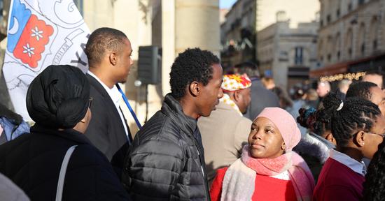 Des représentants d'associations mahoraises se sont réunis devant l'hôtel de ville ce lundi 23 décembre.