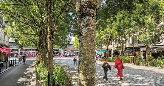 La place des Capucins réaménagée offre un espace de promenade partagé et végétalisé