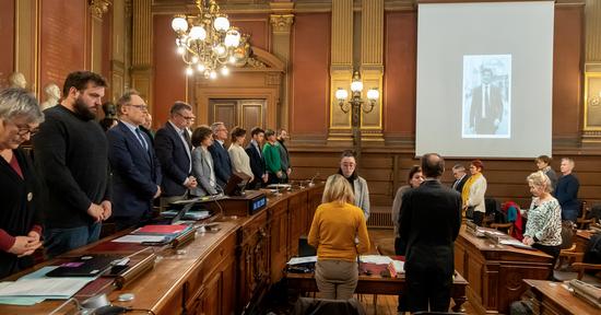 Une minute de silence a été observée à la mémoire de Nicolas Florian, en ouverture de séance.