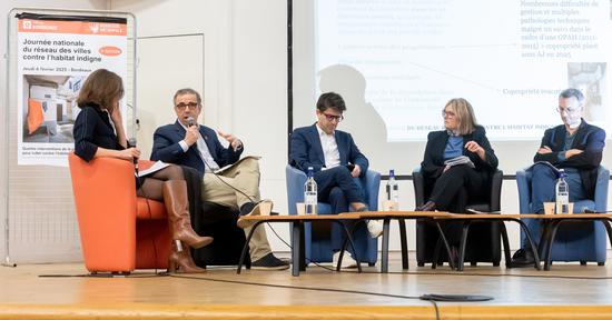 Le maire de Bordeaux, Pierre Hurmic, aux côtés de son homologue de Saint-Denis, Mathieu Hanotin, le 6 février sur la scène de l'Athénée municipal.