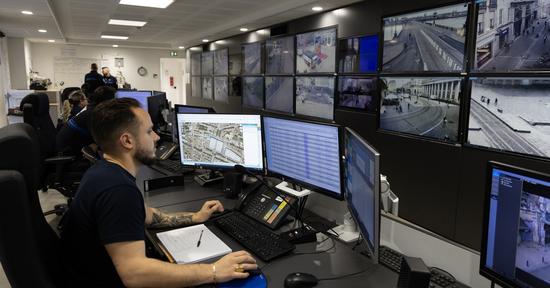 Le Centre de supervision urbain gère le réseau de vidéoprotection de la Ville. 