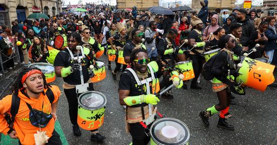 Le Carnaval des 2 Rives (ici lors de l'édition 2025) attire toujours des milliers de participants.