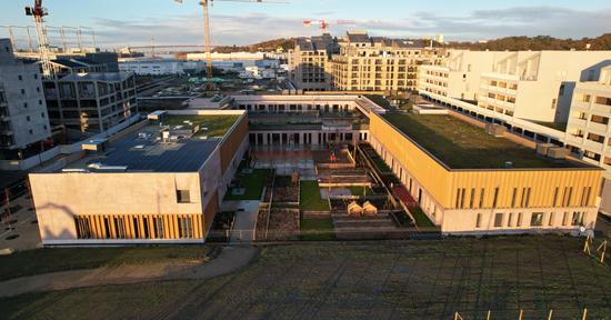 En 2025, plusieurs cours d'école seront ouvertes au public le samedi. A l'image de l'école Elsa Triolet (Brazza).