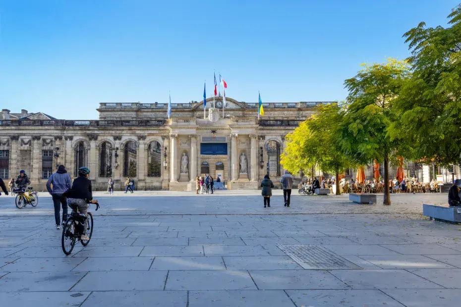 Hotel de ville de Bordeaux, vue depuis la place Pey Berland