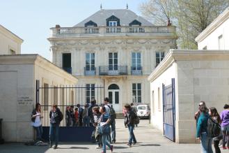 Vue sur l'entrée du collège Alain Fournier