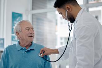Un médecin prend le pouls d'un patient.